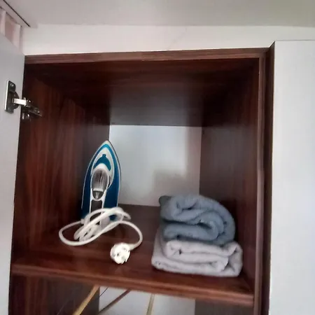 Renovated Near Sees Self Checkin شقة *